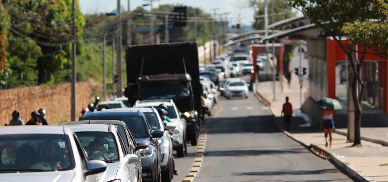 Trânsito na Avenida Presidente Kennedy em Teresina
