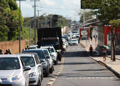 Trânsito na Avenida Presidente Kennedy em Teresina