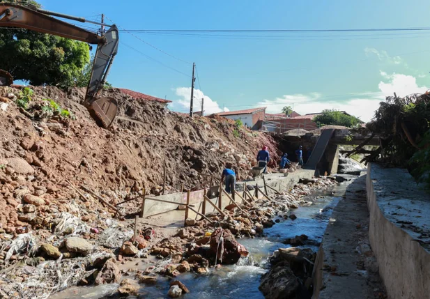 Construção de galeria no bairro Comprida em Teresina