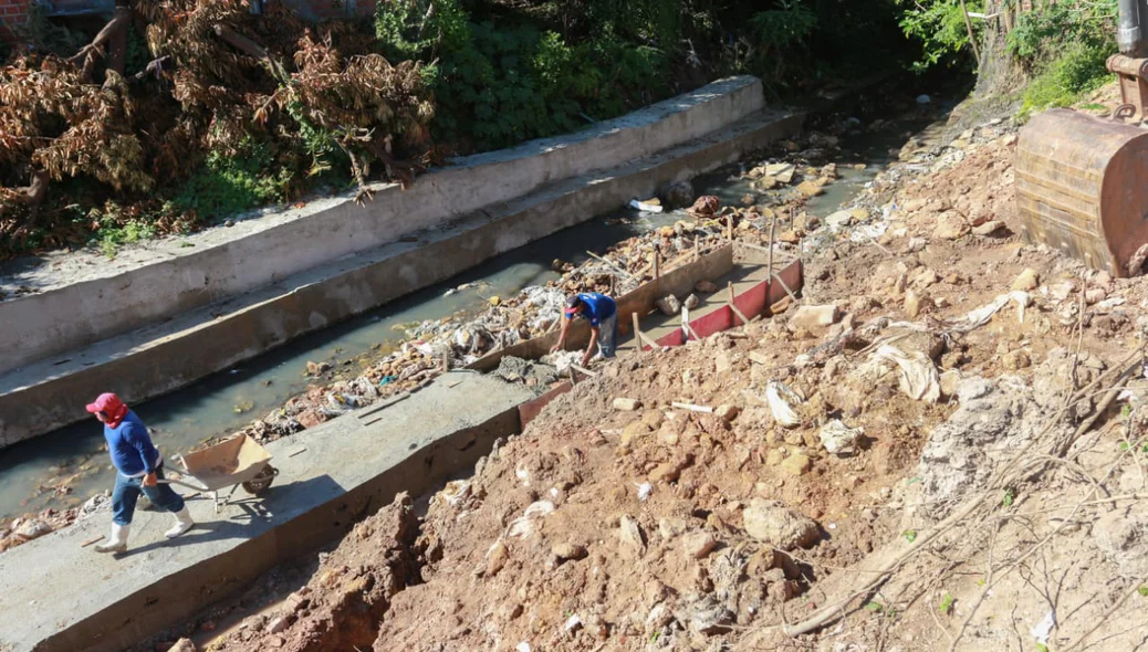 Construção de galeria no bairro Comprida na zona sudeste de Teresina