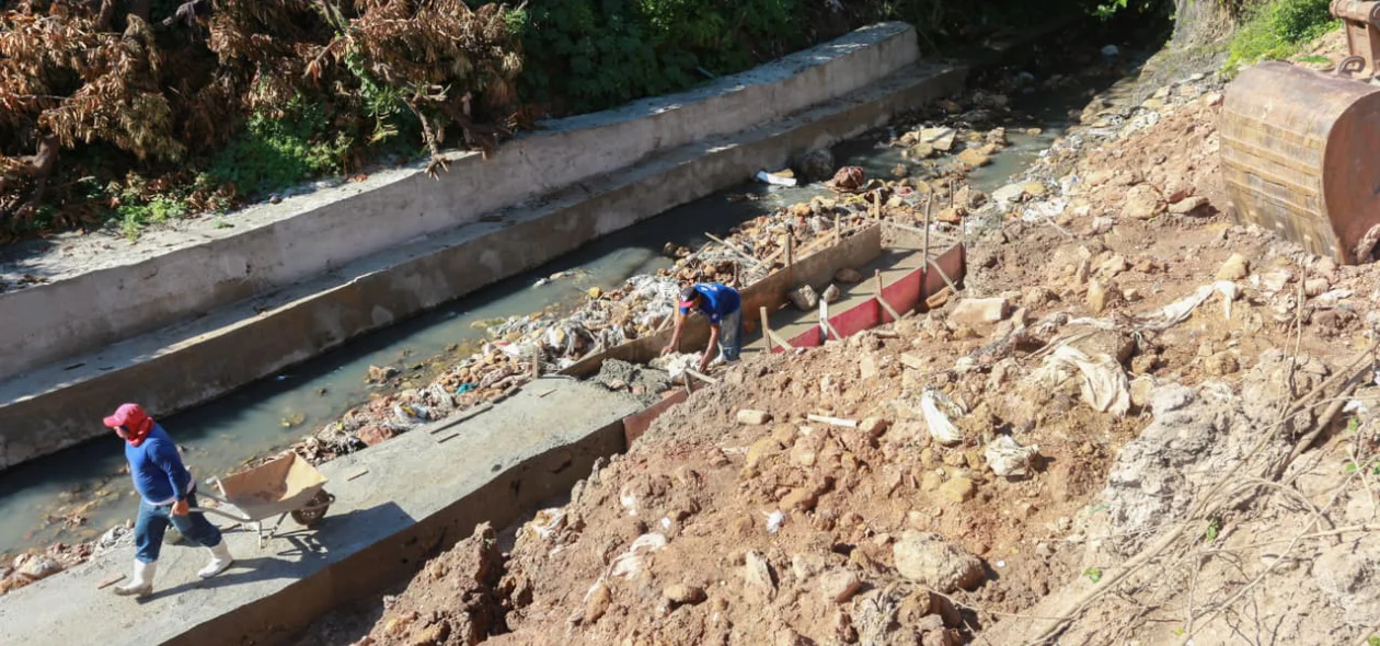 Construção de galeria no bairro Comprida na zona sudeste de Teresina