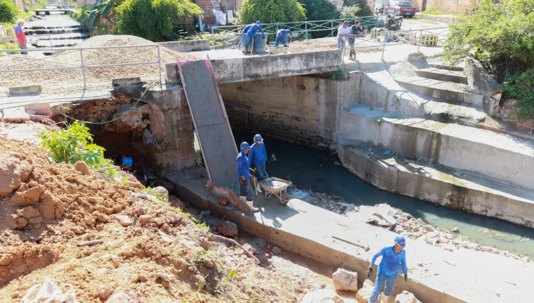 Construção de galeria no bairro Comprida