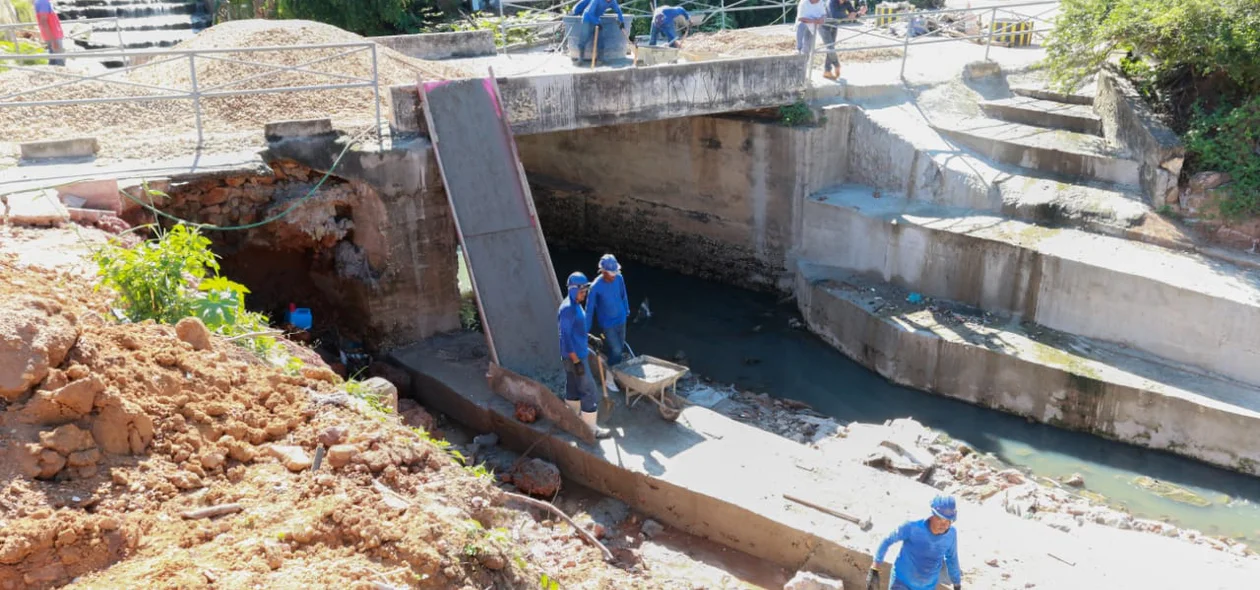 Construção de galeria no bairro Comprida