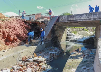Obra de galeria no bairro Comprida em Teresina
