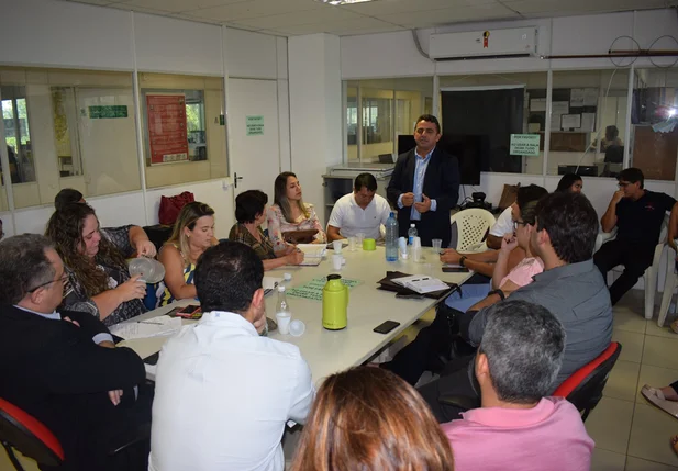 Reunião entre prefeitos e o secretário de Saúde, Florentino Neto