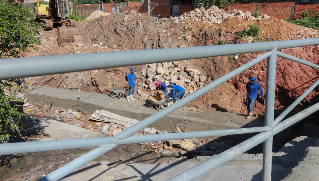 Trabalhadores em obra de galeria na zona sudeste de Teresina