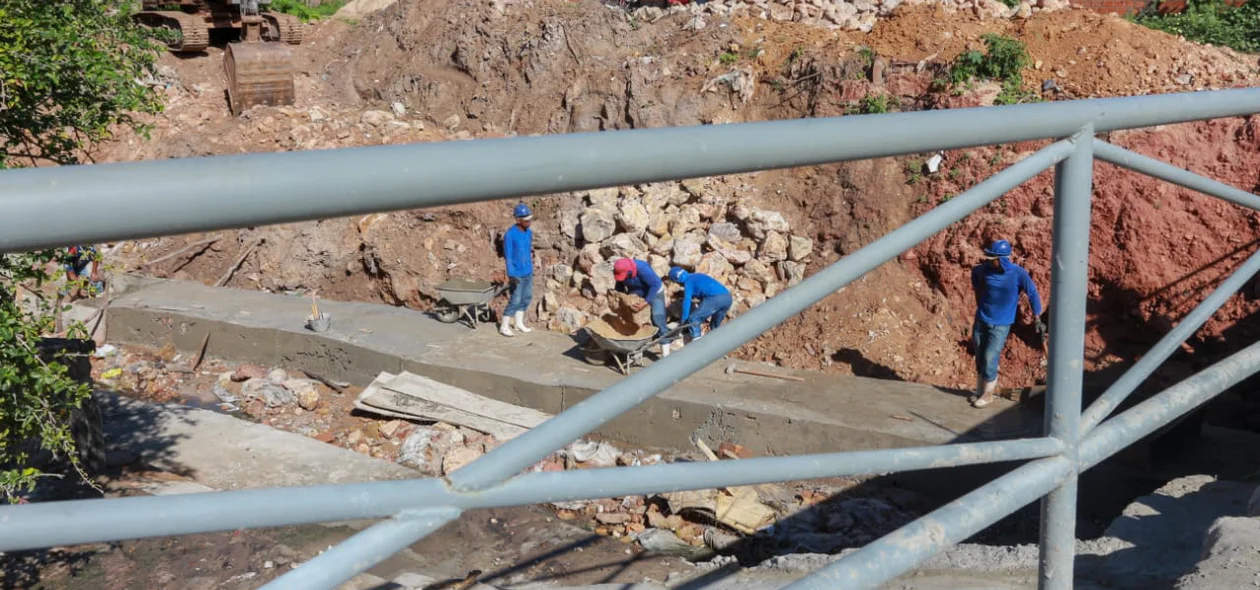 Trabalhadores em obra de galeria na zona sudeste de Teresina