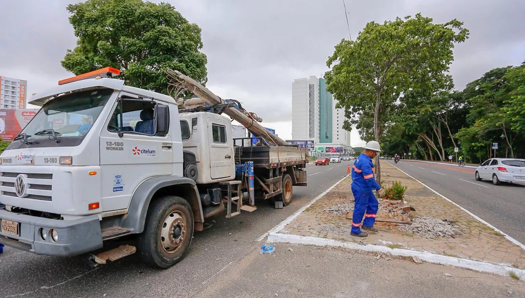 Caminhão recolhendo o poste