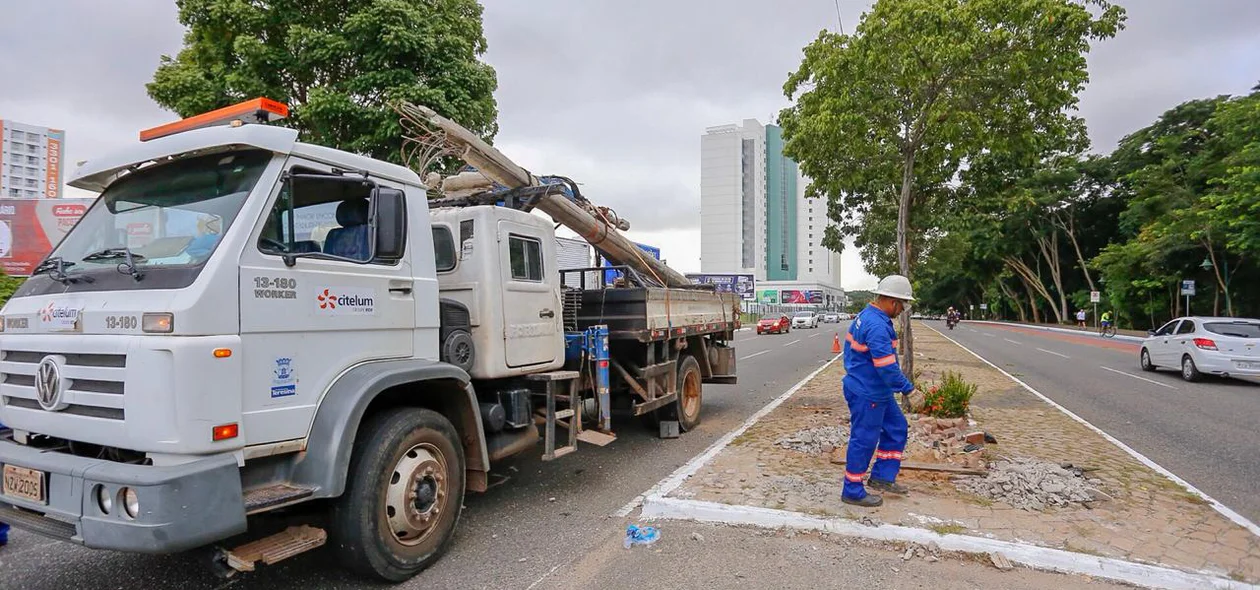Caminhão recolhendo o poste
