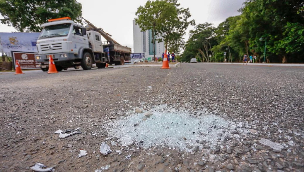 Carro colide em poste na avenida Raul Lopes