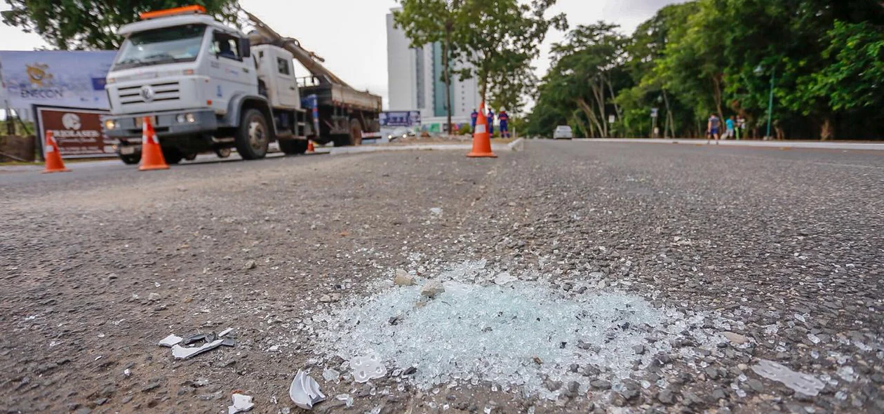 Carro colide em poste na avenida Raul Lopes