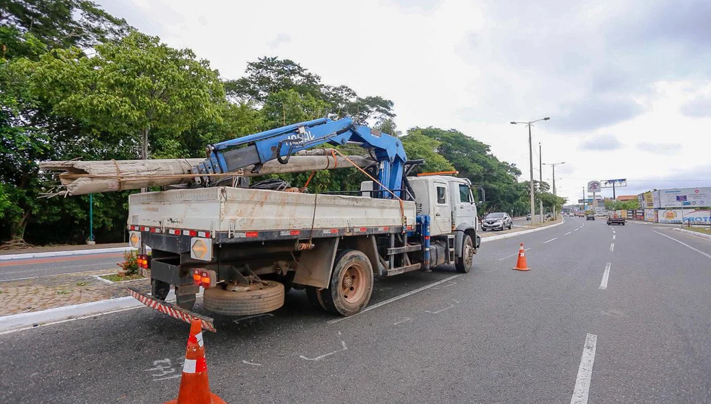 Carro colide em poste na Raul Lopes