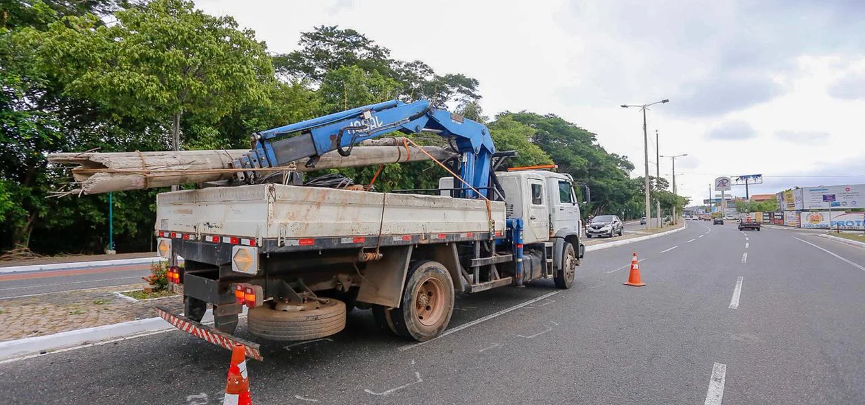 Carro colide em poste na Raul Lopes