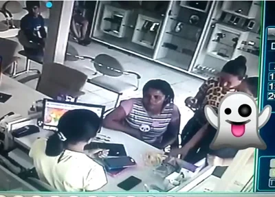 Imagens da câmera de segurança da loja de aparelhos celulares