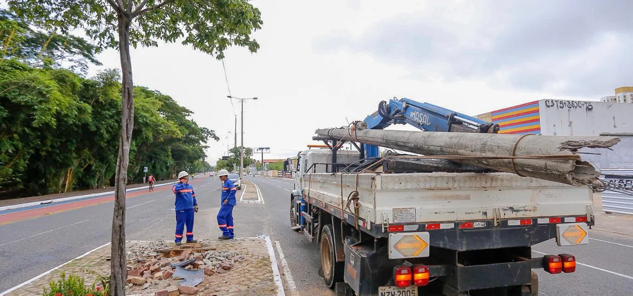 O acidente aconteceu na avenida Raul Lopes