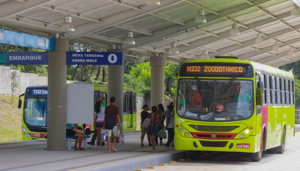 Ônibus circulando no Terminal Zoobotânico 