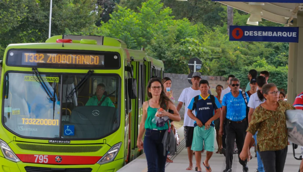 Usuários esperando ônibus 