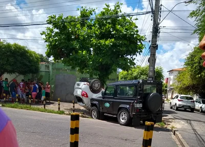 Mulher e criança ficam feridas após colisão no bairro Vermelha