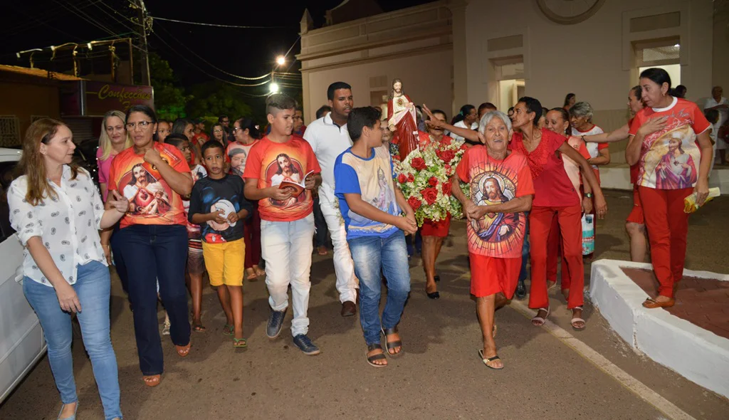 Após a celebração imagem é levada para uma residência