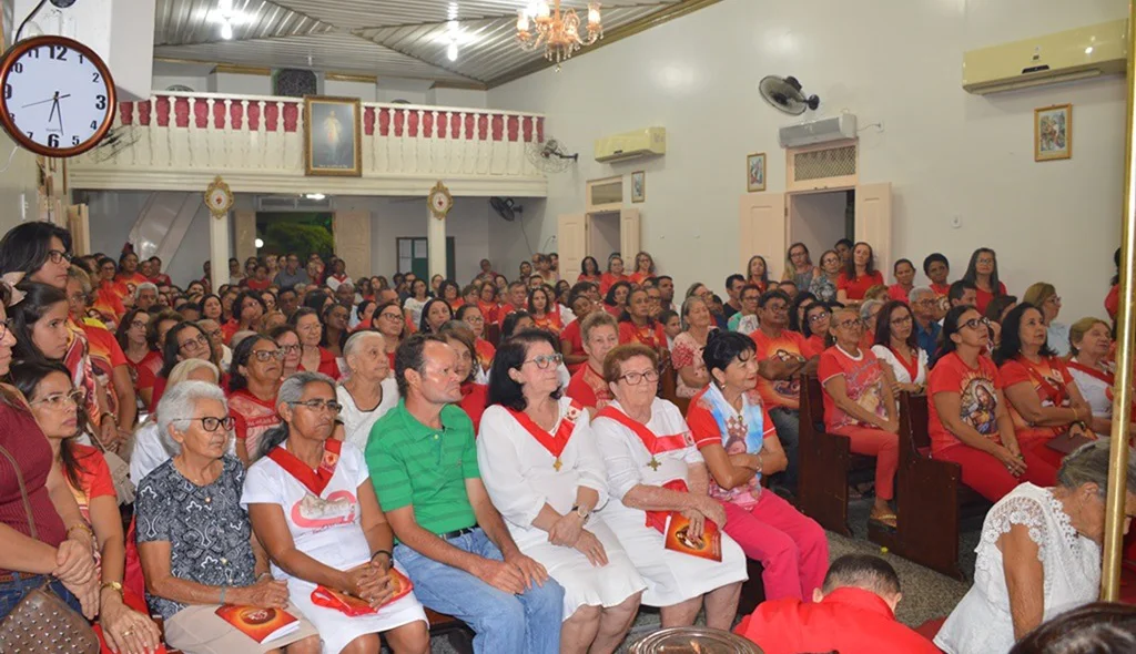 Devotos acompanham celebração