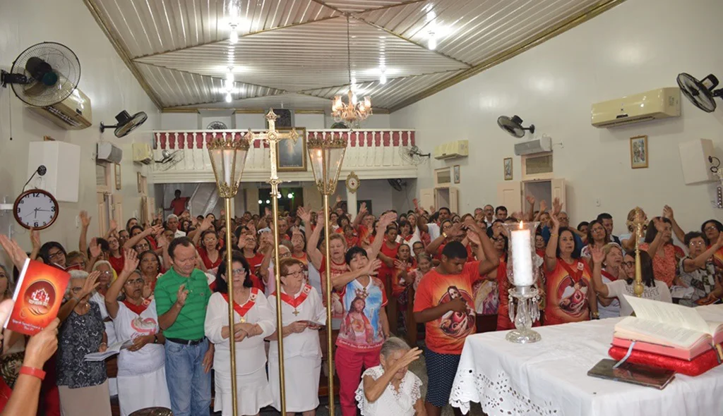 Devotos lotam Igrejinha do Sagrado Coração de Jesus