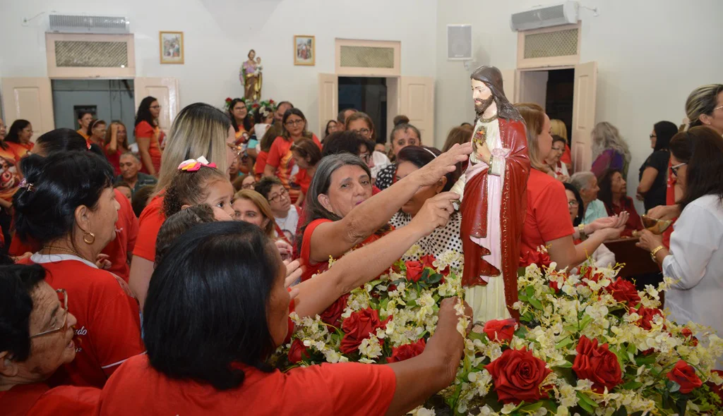 Fiéis reverenciam imagem do Sagrado Coração de Jesus