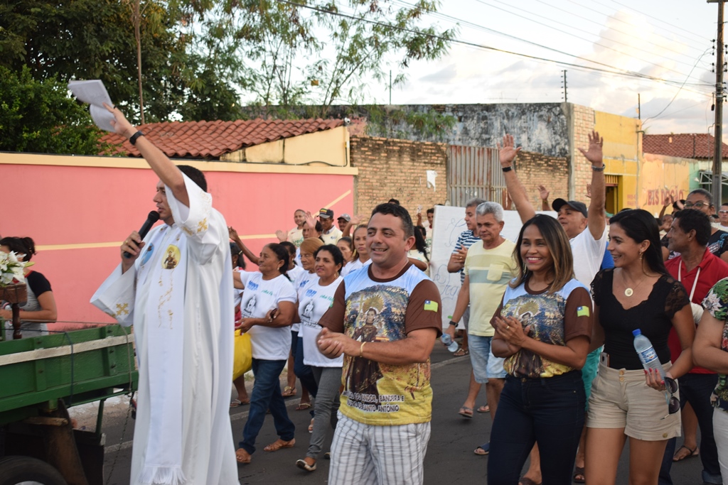 Prefeito Professor Ribinha participa de Procissão de Carroceiros em Campo Maior