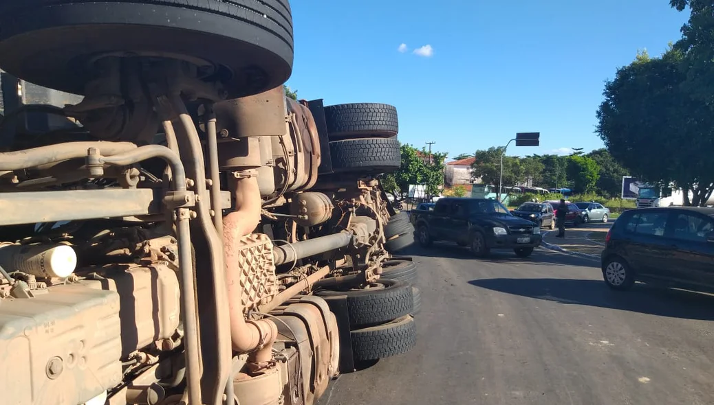 Caminhão tombou no balão na BR 343