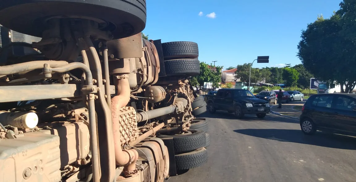 Caminhão tombou no balão na BR 343