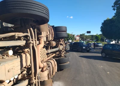 Caminhão tombou no balão na BR 343