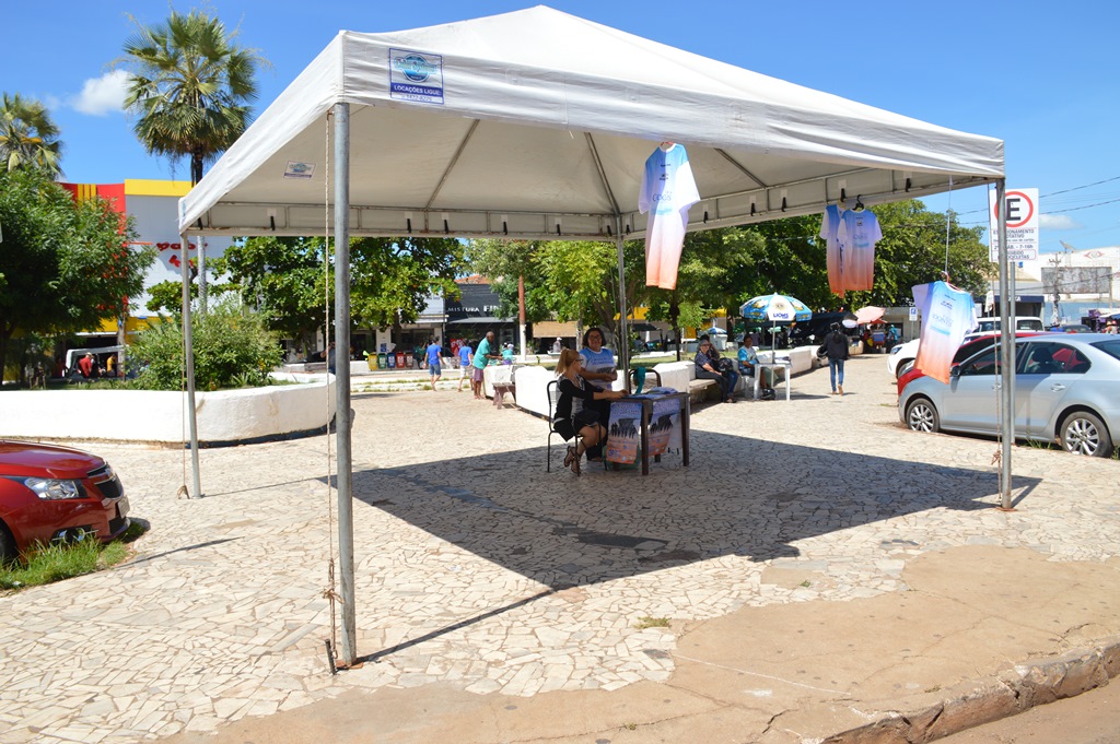 Camisetas estão sendo vendidas na praça Félix Pacheco, em Picos