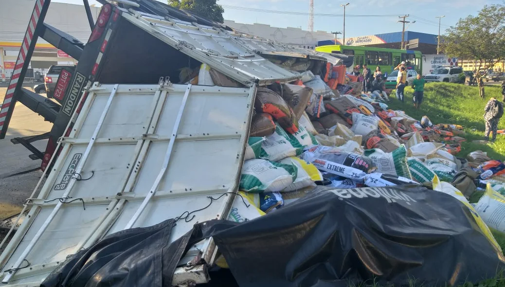 Carga de caminhão que tombou