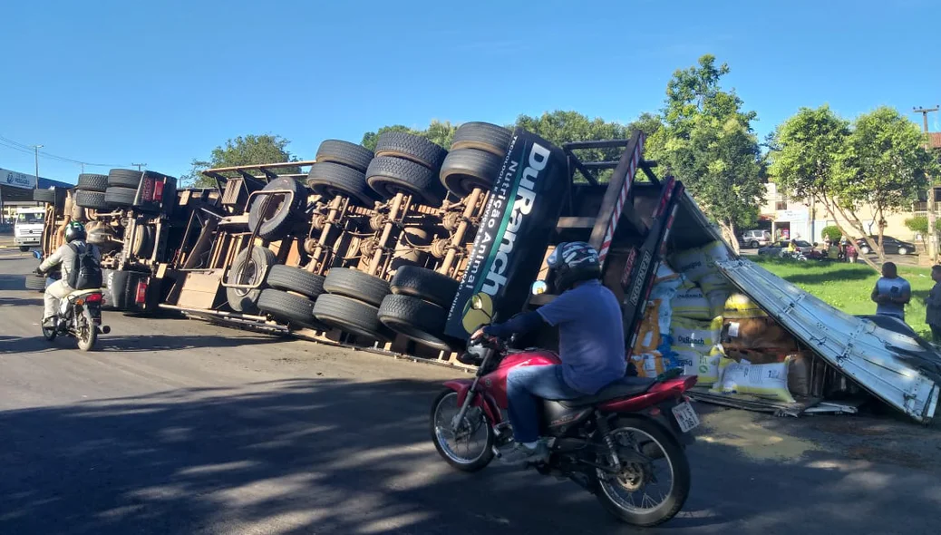 O motorista perdeu o controle devido ao peso da carga