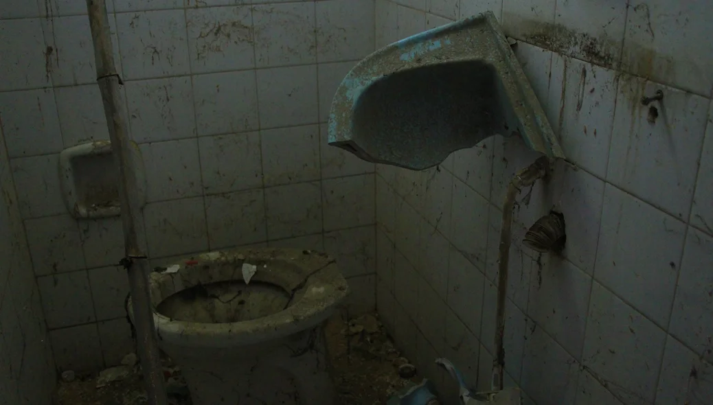 Pias e vasos sanitários depredados 