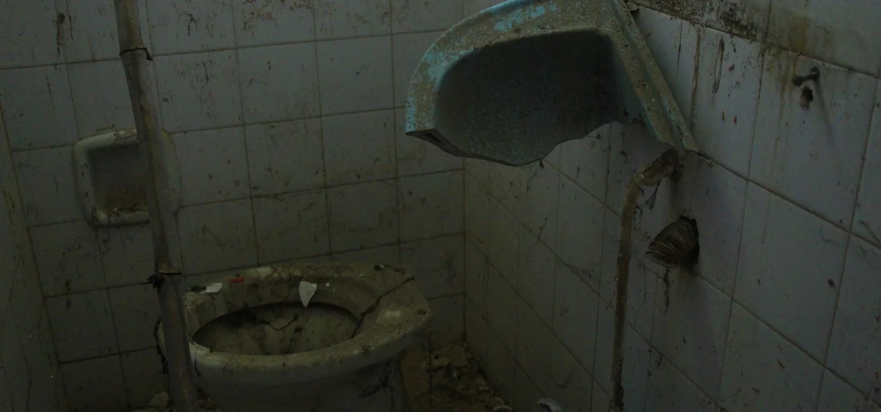 Pias e vasos sanitários depredados 