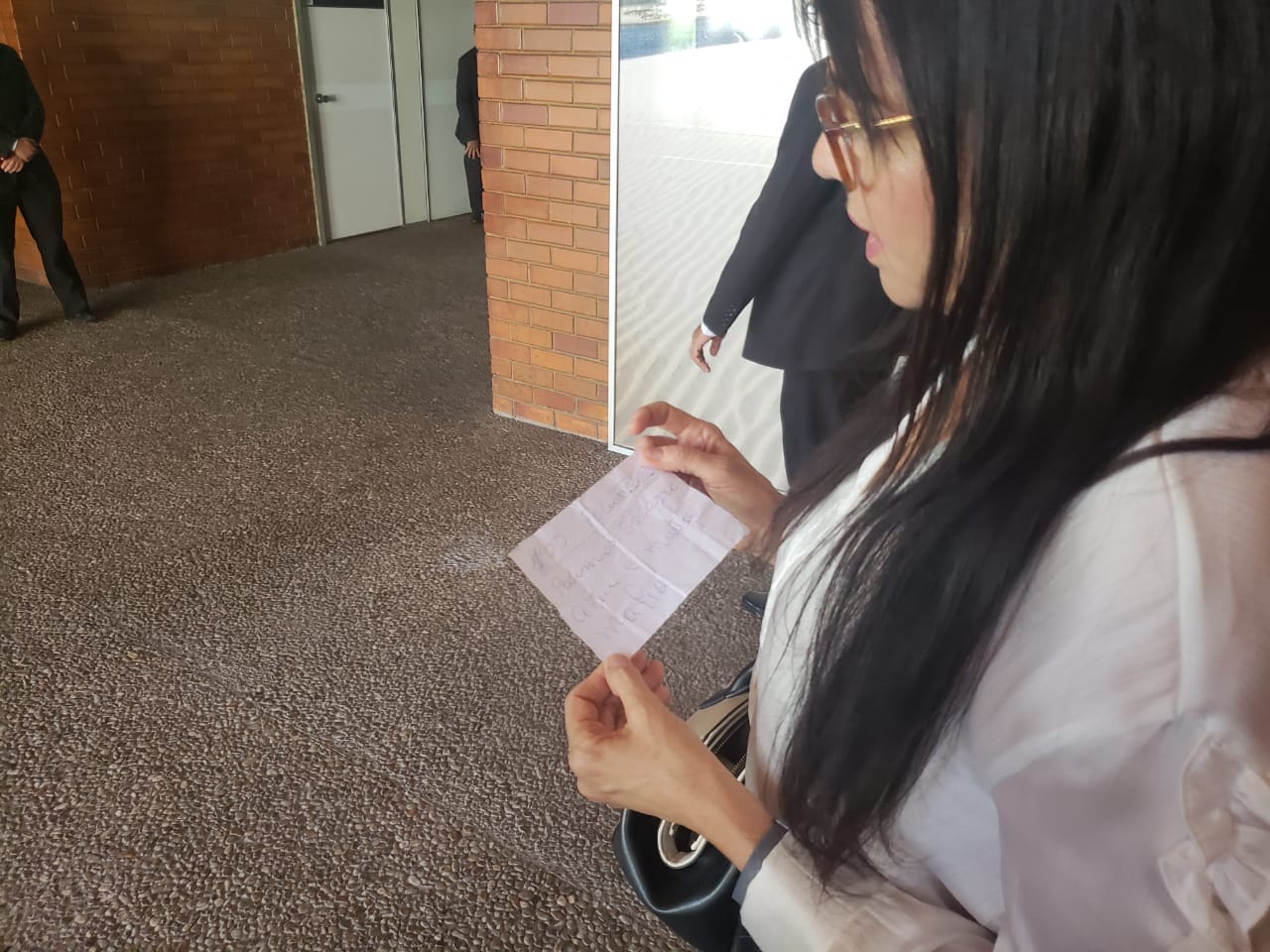 Teresa Britto recebe bilhete anônimo