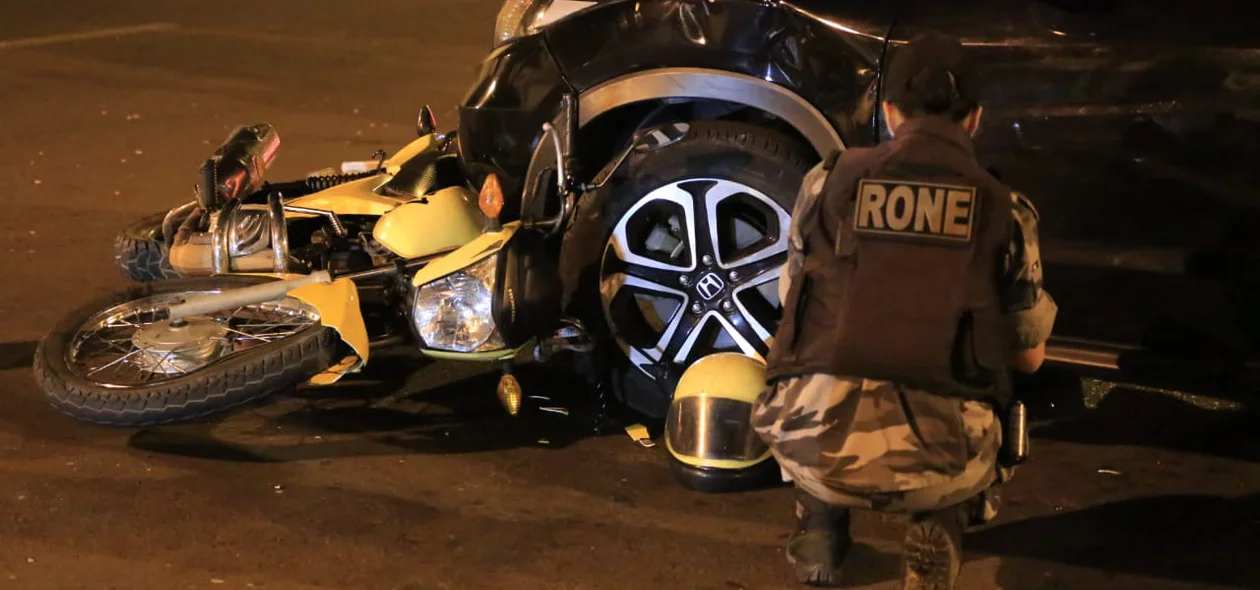 A motocicleta ficou debaixo do carro 