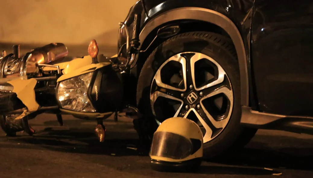 Acidente entre carro e moto