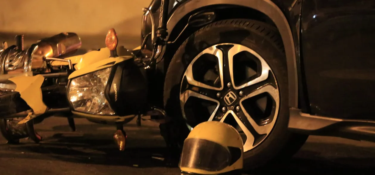 Acidente entre carro e moto
