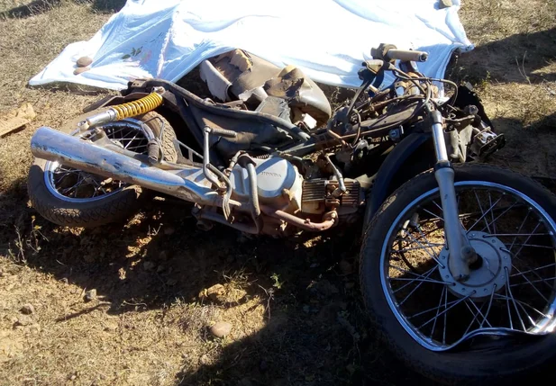 Jovem morre após colisão entre ônibus e moto em Sigefredo Pacheco
