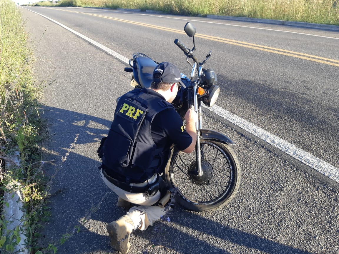 PRF prende mulher com motocicleta roubada há 5 anos em 