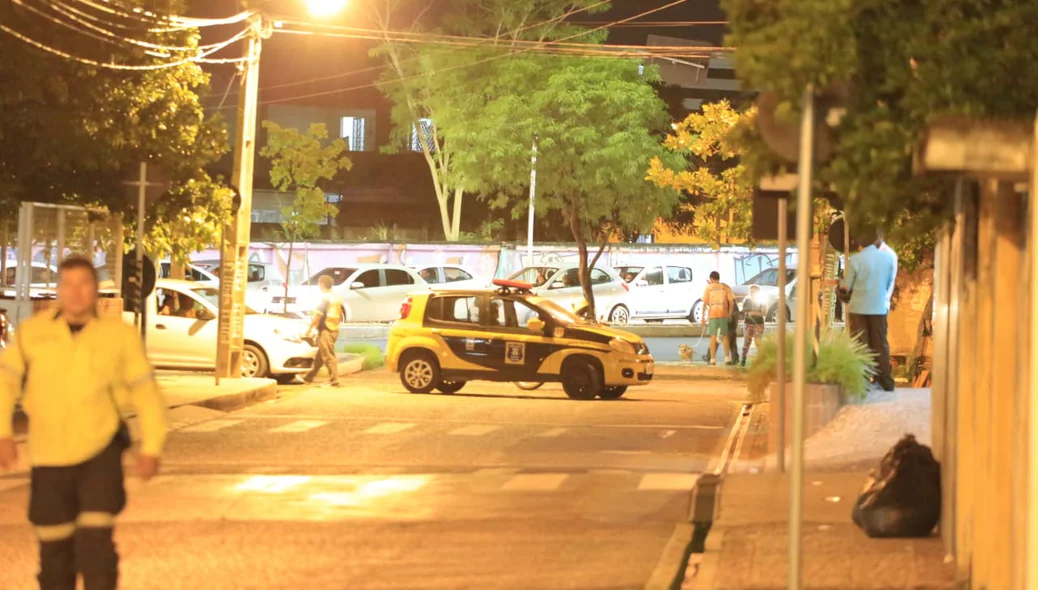 Strans interditou a rua até a retirada dos veículos
