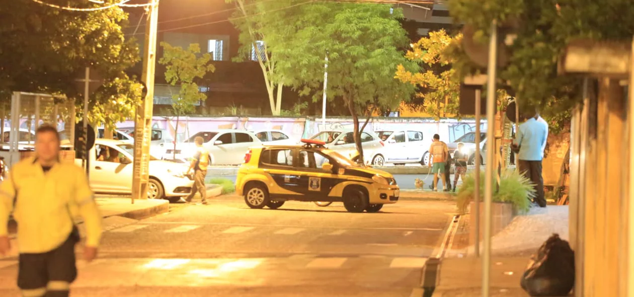 Strans interditou a rua até a retirada dos veículos