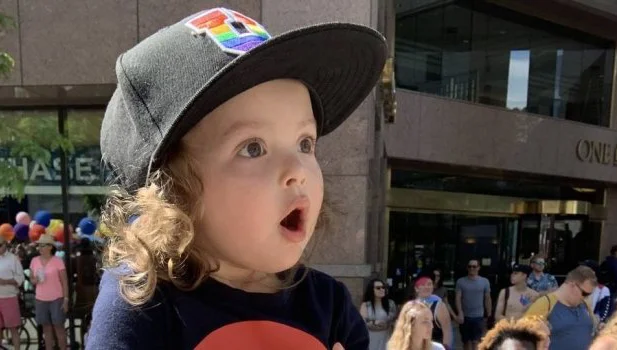 Menina se surpreende ao ver drag queen pela primeira vez
