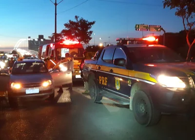 Equipe do corpo de bombeiros socorre condutora de veículo na BR 316