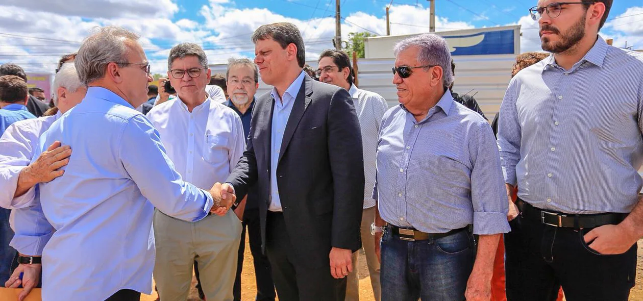 Firmino Filho cumprimenta ministro Tarcísio Freitas