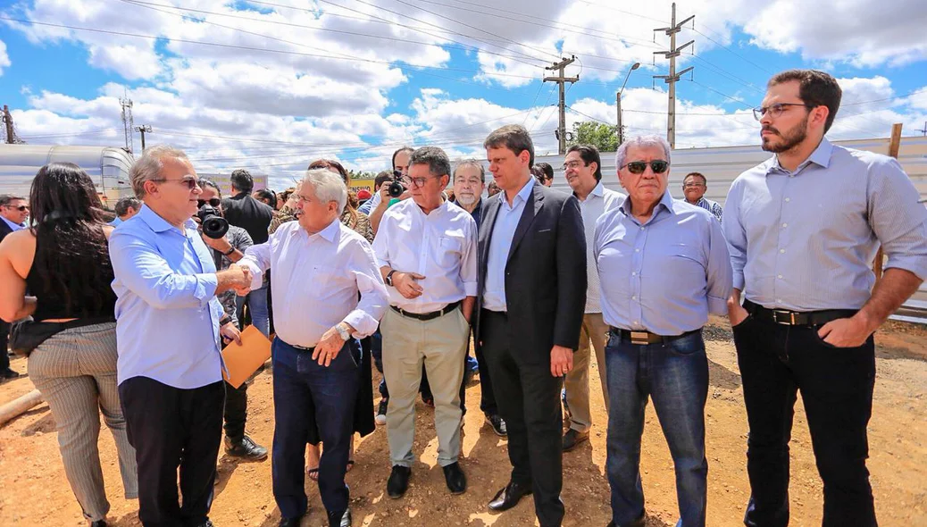 Ministro da Infraestrutura Tarcísio Freitas visita obra em Teresina acompanhado de autoridades
