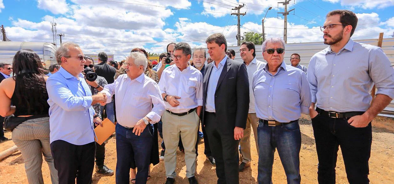 Ministro da Infraestrutura Tarcísio Freitas visita obra em Teresina acompanhado de autoridades