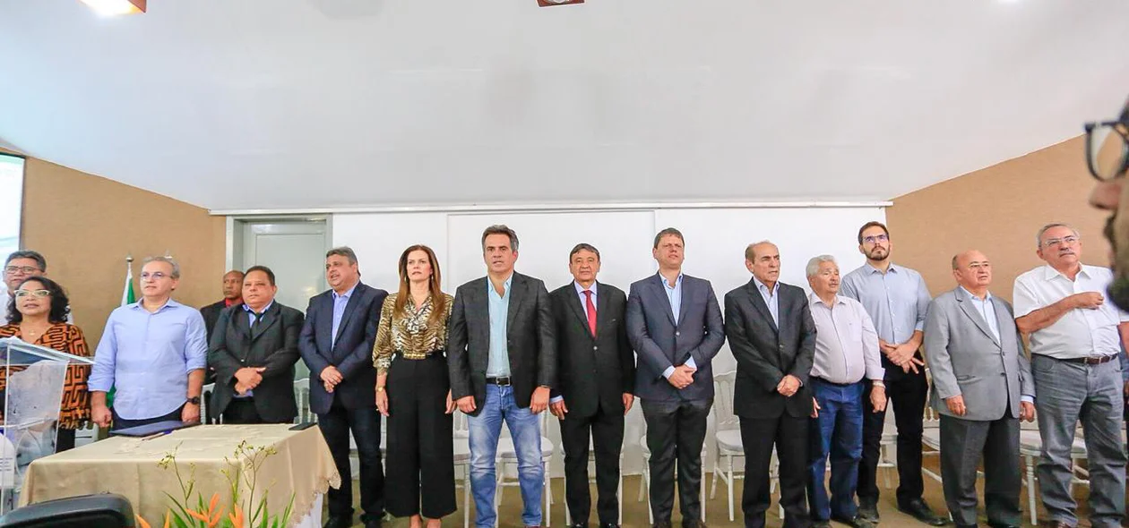 Ministro Tarcísio Freitas assina ordem de serviço para construção de Ponte de Amizade