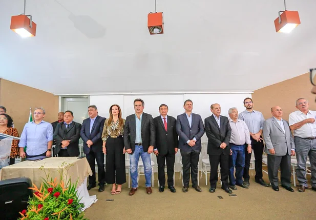 Ministro Tarcísio Freitas assina ordem de serviço para construção de Ponte de Amizade